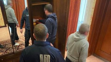 Суд арештував рахунки, які належать родичам Віктора Медведчука та Тараса Козака