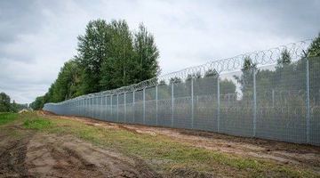Латвія зводить паркан на кордоні із білоруссю, щоб зупинити нелегальну міграцію. Фото із мережі