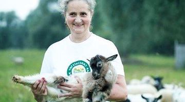 Марія Оприш уже кілька десятиліть доглядає овечок. Фото з домашнього архіву Марії Оприш.