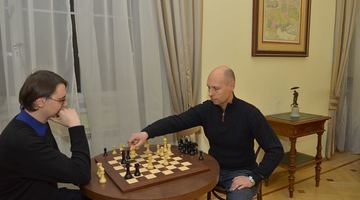 В міській раді Львова з’явився спеціальний столик з шаховою дошкою та фігурами