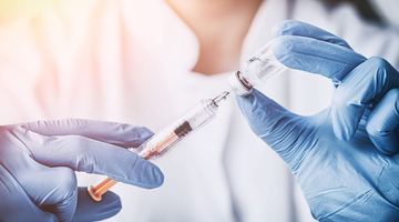 Вакцинація від грипу не захищає від COVID-19 і навпаки. Фото The University of North Carolina at Chapel Hill