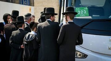 Єрусалим, 8 травня 2023 року. Ультраортодоксальні чоловіки біля автобуса, що відвезе їх на фестиваль Lag B'omer у Мероні. Фото timesofisrael.com (ілюстративне).