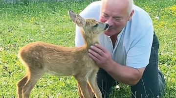 Пан Іван каже, що у компанії із Цьомочкою почувається щасливим... Фото із соцмереж