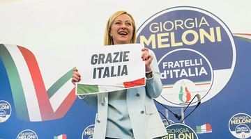 На післявиборну пресконференцію Джорджа Мелоні вийшла з плакатом “Дякую, Італіє”. Лідерка правої партії Fratelli d'Italia не сумнівається, що невдовзі сформує уряд. Фото nytimes.com