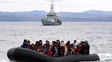 У супроводі судна Frontex мігранти, що перетнули Егейське море й дісталися з Туреччини до Греції, наближаються до острова Лесбос. Фото AP.