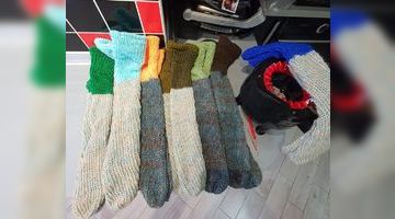 Ось такі шкарпетки з собачої шерсті виготовляє майстриня.