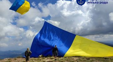 Підняття прапора України на Говерлі. Фото: Маріупольська міська рада