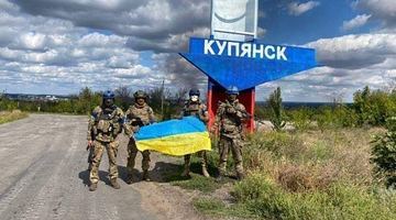 Українські військові перед в’їздом у звільнений від ворога Куп’янськ.