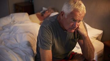 Оптимальна тривалість сну для людей, старших за 65 років, – приблизно 7-8 годин. На жаль, людям похилого віку рідко вдається спати так багато. Фото Dedicated Senior Medical Center.