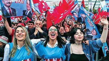 Молоді прихильниці Киличдароглу на мітингу в Анкарі. Дівчата вірять, що у другому турі виборів опозиціонер переможе. Фото EPA