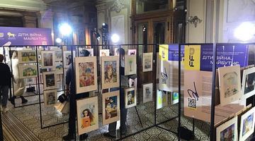 У фоє Львівської опери відкрили виставку дитячих малюнків, що триватиме до 23 грудня цього року. Фото автора