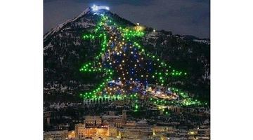 1991 року Різдвяну ялинку в Ґуббіо занесли до світової Книги рекордів Ґіннесса — як найбільшу на планеті. Фото Twitter