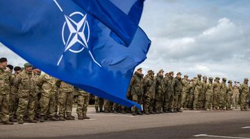 Україна хоче вступити в НАТО, бо її спонукає Росія, - Кулеба