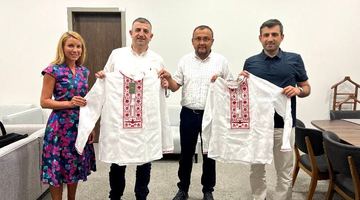 Розробникам Bayraktar подарували сорочки із вишитим безпілотником