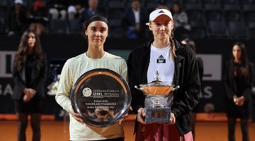 Фіналістка турніру в Римі, українка Ангеліна Калініна (ліворуч), і переможниця змагань, тенісистка з Казахстану Єлєна Рибакіна