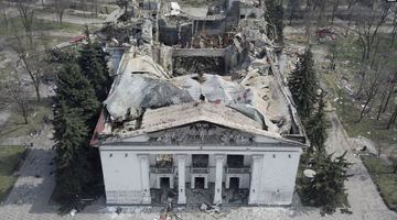 Зруйнований драмтеатр у Маріуполі. Фото Українського інституту