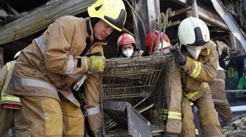  Рятувальники виявили ще шість фрагментів тіл під завалами торговельного центру в Кременчуці