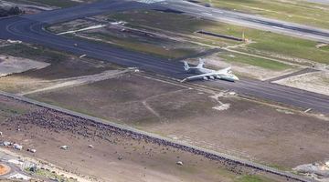 Австралійці прийшли в аеропорт подивитися на приземлення літака Ан-225 "Мрія"