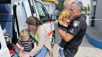 Поліція Донеччини продовжує рятувати дітей: пропонують евакуацію та житло 