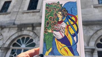 На офіційній вітальній листівці Варфоломія - малюнок біженки українки