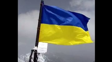 Український прапор встановили на "піку путіна" у Киргизстані