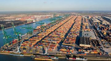 Порт бельгійського Антверпена - один із тих, через які проходять щороку близько 90 мільйонів вантажних контейнерів. Частина з них містить наркотичну контрабанду... Фото oevz.com.