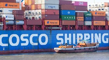 Уряд Німеччини дозволив китайській судноплавній компанії Cosco придбати майже чверть акцій контейнерного термінала Tollerort у порту Гамбурга. Фото tagesschau.de