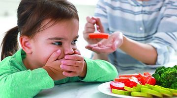Давати дитині тверді фрукти й овочі можна лише після того, як у неї сформуються кутні зуби. Фото Power of Positivity та фейсбук-сторінки Лідії Бабич