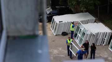 У Львові міняють вікна, які постраждали через російську атаку. Фото: ЛМР