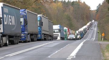 Черги вантажівок на кордні із Польщею. Фото Суспільного