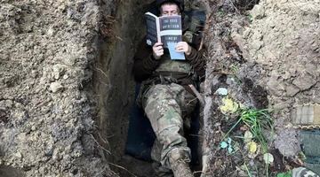 Військовий ЗСУ в окопі читає книжку Тімоті Снайдера. Фото із соцмереж Тімоті Снайдера