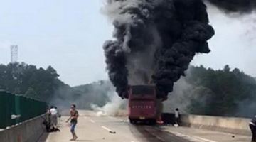 30 людей згоріли в туристичному автобусі в Китаї