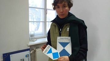 Тетяна Балукова демонструє «Блакитний щит» – міжнародний пам’яткоохоронний знак, яким у Львові позначають пам’ятки. Фото автора