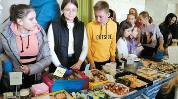 На благо­дійному ярмарку виготовлені власноруч смаколики предста­вили учні трьох буських шкіл.