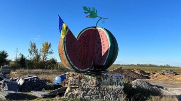 Памʼятник кавуну у Херсонській області. Фото із соцмереж