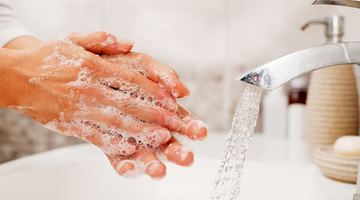 Руки потрібно мити під проточною водою не менш ніж 20 секунд, а якщо вони дуже брудні – не менш ніж 40. Фото Munson Healthcare