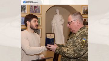 Генерал-лейтенант Павло Петрович Ткачук вручає почесний нагрудний знак «За сприяння війську»
