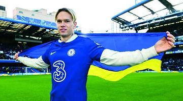 На поле лондонського стадіону “Стемфорд Бридж”, де грає “Челсі”, Михайло Мудрик вийшов із синьо-жовтим прапором.