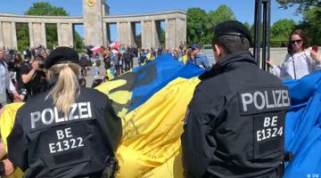 В учасників акції в Берліні поліція відібрала українські прапори: Кулеба обурився