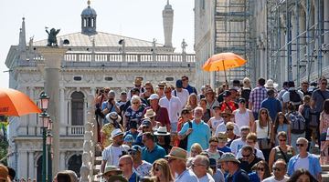 У теплу пору року туристів у Венеції повно. Тож буде кому поповнювати міську скарбницю... Фото Bloomberg.