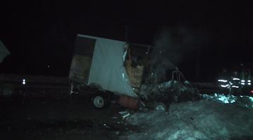 У Харкові вантажівка спалахнула після зіткнення зі сміттєвозом