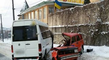 Жахлива аварія у Хмельницькому: маршрутка протаранила легковик