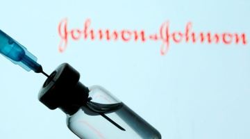 Johnson & Johnson тимчасово зупинила виробництво вакцини від Covid-19