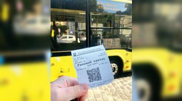 Пасажир може придбати у водія квиток і їхати з ним до кінця поїздки цим автобусом. Фото: Святослав Товсти­га