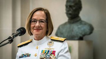 Ліза Франчетті стала першою в історії жінкою в Об’єднаному комітеті начальників штабів, який об’єднує командувачів усіх видів збройних сил США. Фото navytimes.com.