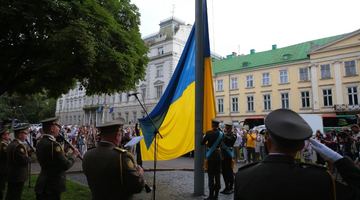 У Львові в День української державності підняли прапор біля пам’ятника Чорноволу