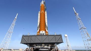Ракета Space Launch System (SLS) на стартовому майданчику космодрому на мисі Канаверал (Флорида, США). Фото NASA.
