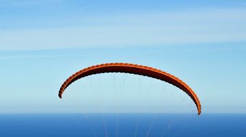 У 103 роки стала найстаршою у світі парашутисткою
