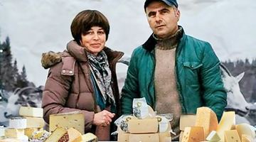 Ігор та Оксана Небиловичі виготовляють багато видів сиру. Фото з архіву Ігоря Небиловича