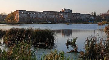 Це замок князів Острозьких, що на березі озера - так і не побачив ефекту від концесії.